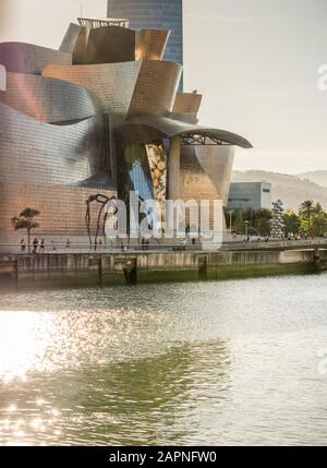 Das kultige, geschwungene Metallic-Exterieur des Guggenheim Museums in Bilbao, Spanien Stockfoto