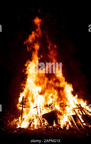 Große Lagerfeuer in der Nacht. Flammen auf schwarzem Grund. Stockfoto