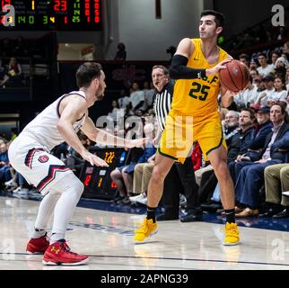 23. Januar 2020 Moraga CA, USA San Francisco Dons Guard Jordan Ratinho (25) schaut während des NCAA Männer Basketball Spiels zwischen San Francisco Dons und den Saint Mary's Gaels 48-58 verloren im McKeon Pavilion Moraga Calif. Thurman James/CSM den Ball zu passieren Stockfoto