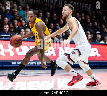 23. Januar 2020 Moraga CA, USA San Francisco Dons Guard Jamaree Bouyea (1) geht während des NCAA Männer Basketballspiels zwischen San Francisco Dons und den Saint Mary's Gaels 48-58 verloren im McKeon Pavilion Moraga Calif. Thurman James/CSM in den hoop Stockfoto