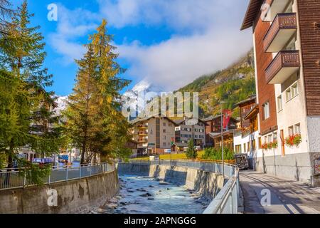 Zermatt, Schweiz - 7. Oktober 2019: Blick auf die Straße der Stadt im berühmten Skigebiet Schweizer Alpen, Fluss, Matterhorn Schneegipfel Stockfoto