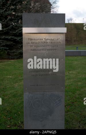 Plakette am Katkenud-Lin-Denkmal (Bruchlinie) an die 852 Menschen, die in der Tragödie der Fähre Estland verloren wurden. Tallinn, Estland Stockfoto