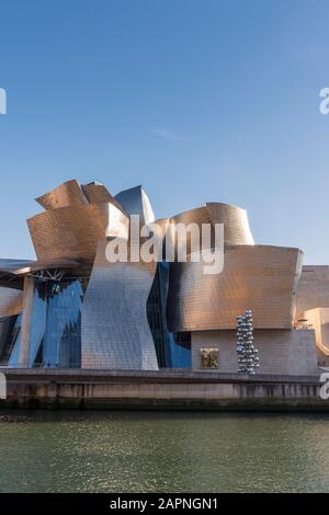 Das kultige, geschwungene Metallic-Exterieur des Guggenheim Museums in Bilbao, Spanien Stockfoto