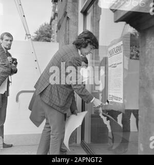 Künstler protestieren gegen scheiternde Kunst- und Kulturpolitik Künstler fügen Wand-Zeitungen in das Stedelijk Museum Amsterdam ein, im Vordergrund Ernst Datum: 7. Juni 1969 Standort: Amsterdam, Nordholland Schlüsselwörter: Künstler, Museen Personenname: Ernst Vijlbrief Stockfoto