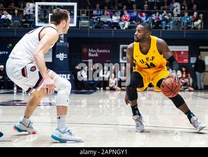 23. Januar 2020 Moraga CA, USA San Francisco Dons Guard Charles Minlend (14) fährt während des NCAA Men's Basketball Game zwischen San Francisco Dons und den Saint Mary's Gaels 48-58 verloren im McKeon Pavilion Moraga Calif. Thurman James/CSM zum Korb Stockfoto