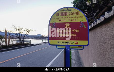 Kawaguchiko, Japan - 1. Januar 2016. Bushaltestelle in Kawaguchiko, Japan. Der Lake Kawaguchi liegt an der Grenze der Städte Fujikawaguchiko in der Nähe des Mount F Stockfoto