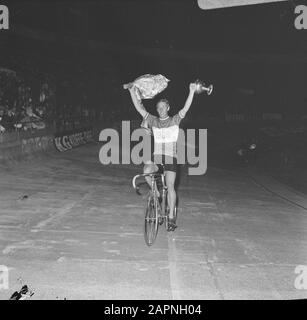 Bahnradsport-Weltmeisterschaft 1969 im Olympiastadion Amsterdam Leijn Loevesijn erhält den Titel im Sprint Profis Abschnitt und reitet mit Blumen und Pokal in einer Ehrenrunde Datum: 24. Juli 1969 Ort: Amsterdam, Noord-Holland Schlagwörter: Bahnradsport, Blumen, Sport, Stadien, Radsport, Radfahrer persönlicher Name: Loeveseijn, Leijn Stockfoto