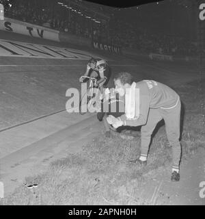 Nationale Bahnweltmeisterschaften 1969 im Olympiastadion von Amsterdam Gert Bongers (Meister der Berufsverfolgung), ermutigt von Rini Wagtmans Datum: 31. Juli 1969 Ort: Amsterdam, Nordholland Schlagwörter: Rennen, Radsport, Radsport persönlicher Name: Bongers, Gert, Wagtmans, Rini Stockfoto