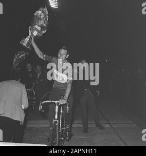 Nationale Bahnweltmeisterschaften 1969 im Olympiastadion von Amsterdam Nationale Bahnweltmeisterschaften im Olympiastadion; Piet Hoekstra (Champion Chasing Amateure) Datum: 31. Juli 1969 Ort: Amsterdam, Noord-Holland Schlagwörter: Rennen, Radsport, Radsport persönlicher Name: Hoekstra, Piet Stockfoto