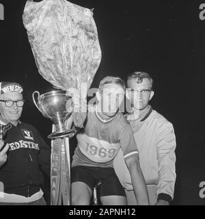 Radrennen der nationalen Bahnweltmeisterschaften 1969 im Olympiastadion Amsterdam Leijn Loevesijn mit Blumen und Pokal nach Titelgewinn Anmerkung: Loevesijn gewann beide Sprint bei den Profis und 50 km Datum: 24. Juli 1969 Ort: Amsterdam, Noord-Holland Schlüsselwörter: Bahnradsport persönlicher Name: Loevesijn, Leijn Stockfoto