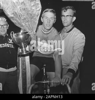 Radrennen der nationalen Bahnweltmeisterschaften 1969 im Olympiastadion Amsterdam Leijn Loevesijn mit Blumen und Pokal nach Titelgewinn Anmerkung: Loevesijn gewann beide Sprint bei den Profis und 50 km Datum: 24. Juli 1969 Ort: Amsterdam, Noord-Holland Schlüsselwörter: Bahnradsport persönlicher Name: Loevesijn, Leijn Stockfoto