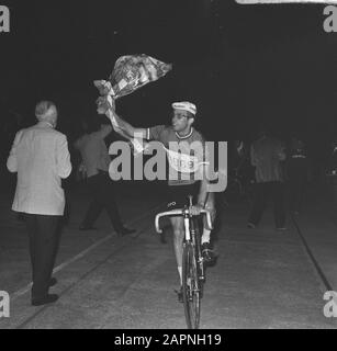 Nationale Bahnweltmeisterschaften 1969 im Olympiastadion Amsterdam Gert Bongers während der Ehrenrunde Datum: 31. Juli 1969 Ort: Amsterdam, Noord-Holland Schlagwörter: Rennen, Radsport, Radsport persönlicher Name: Bongers, Gert Stockfoto