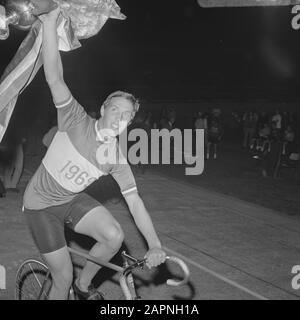 Bahnradsport 1969 im Olympiastadion Amsterdam Leijn Loevesijn mit Blumenfahrten nach Titelgewinn Anmerkung: Loevesijn gewann beide Sprint mit den Profis und 50 km Datum: 24. Juli 1969 Ort: Amsterdam, Noord-Holland Schlüsselwörter: Bahnradsport persönlicher Name: Loevesijn, Leijn Stockfoto