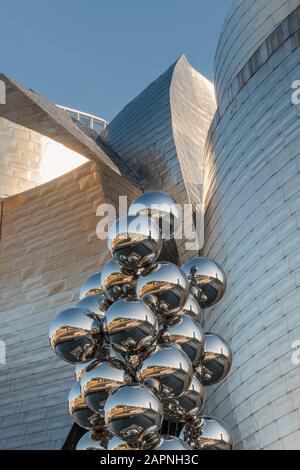 Silberkugeln von Anish Kapoor vor dem Guggenheim Art Museum in Bilbao, Spanien. Stockfoto