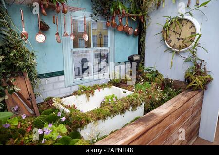 Allgemeiner Blick auf die Übernahmeausstellung Giant Houseplant im Glasshouse im RHS Garden Wisley in Woking. Stockfoto