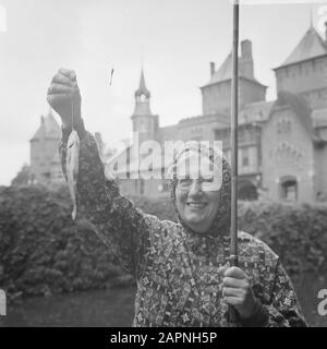 Angelwettbewerb von einigen II Abgeordneten und Vertretern der Ned. Presse in Teichen Schloss De Haar Haarzuilens: Mej. MR. E. A. Haars CHU mit Datum: 21. August 1969 Schlüsselwörter: Parlamentsmitglieder, Angler, Burgen, Teiche persönlicher Name: Mej. MR. E. A. HAARS CHU Stockfoto