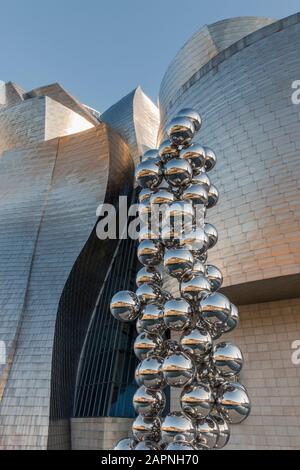Silberkugeln von Anish Kapoor vor dem Guggenheim Art Museum in Bilbao, Spanien. Stockfoto
