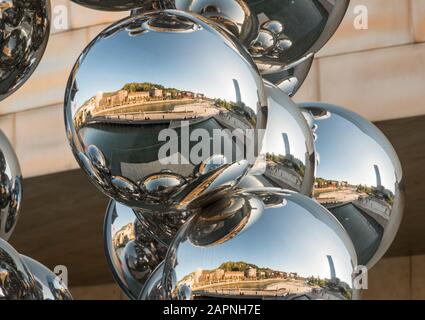 Silberkugeln von Anish Kapoor vor dem Guggenheim Art Museum in Bilbao, Spanien. Stockfoto