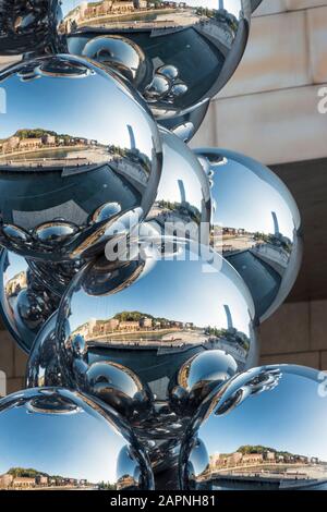 Silberkugeln von Anish Kapoor vor dem Guggenheim Art Museum in Bilbao, Spanien. Stockfoto