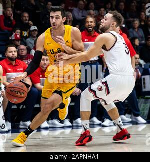 23. Januar 2020 Moraga CA, USA San Francisco Dons Guard Jordan Ratinho (25) fährt während des NCAA Männer Basketball Spiels zwischen San Francisco Dons und den Saint Mary's Gaels 48-58 verloren im McKeon Pavilion Moraga Calif. Thurman James/CSM Stockfoto