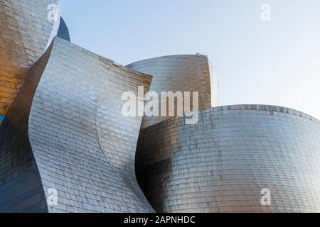 Außerhalb des Guggenheim Museums in Bilbao, Spanien. Stockfoto