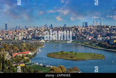 Mit Blick auf das Stadtbild von Istanbul von Pierre Loti Hill an einem hellen, sonnigen Morgen. Stockfoto