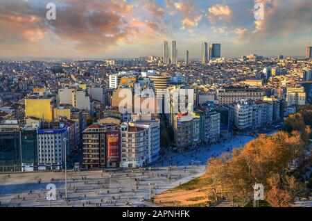 Istanbul, TÜRKEI - 8. NOVEMBER: Monument der Republik mit Panoramablick auf den Taksim-Platz am 8. November 2014 in Istanbul, Türkei. Statue, die die Führer ehrt Stockfoto