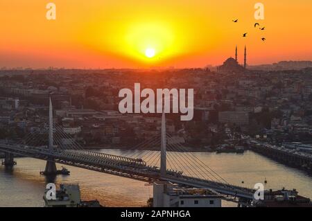 Sonnenuntergang Luftbild von Yavuz Sultan Selim Brücke, Istanbul, Türkei Stockfoto