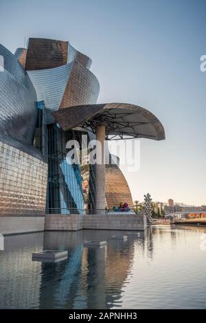 Außerhalb des Guggenheim Museums in Bilbao, Spanien. Stockfoto