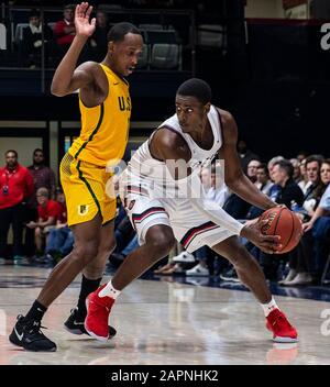 23. Januar 2020 Moraga CA, USA St. Mary's Gaels Forward Malik Fitts (24) schaut, um den Ball während des NCAA Männer Basketball Spiels zwischen San Francisco Dons und dem Saint Mary's Gaels 58-48 Sieg im McKeon Pavilion Moraga Calif. Thurman James/CSM zu passieren Stockfoto