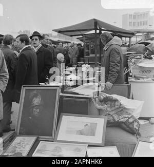 Public at Waterlooplein, Amsterdam Datum: 20 Februar 1971 Ort: Amsterdam, Noord-Holland Stockfoto