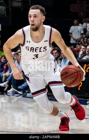 23. Januar 2020 Moraga CA, USA St. Mary's Gaels Guard Jordan Ford (3) fährt während des NCAA Männer Basketballspiels zwischen San Francisco Dons und dem Saint Mary's Gaels 58-48 Sieg im McKeon Pavilion Moraga Calif. Thurman James/CSM zum Hoop Stockfoto