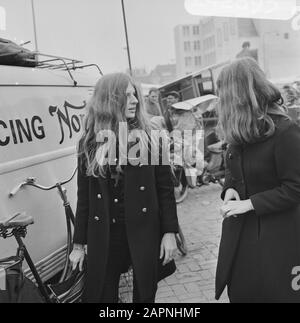 Public at Waterlooplein, Amsterdam Datum: 20 Februar 1971 Ort: Amsterdam, Noord-Holland Stockfoto