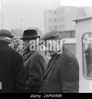 Public at Waterlooplein, Amsterdam Datum: 20 Februar 1971 Ort: Amsterdam, Noord-Holland Stockfoto