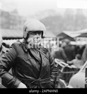 Public at Waterlooplein, Amsterdam Datum: 20 Februar 1971 Ort: Amsterdam, Noord-Holland Stockfoto