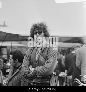 Public at Waterlooplein, Amsterdam Datum: 20 Februar 1971 Ort: Amsterdam, Noord-Holland Stockfoto