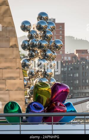 Silberkugeln von Anish Kapoor und Tulips von Jeff Koons vor dem Guggenheim Art Museum in Bilbao, Spanien. Stockfoto
