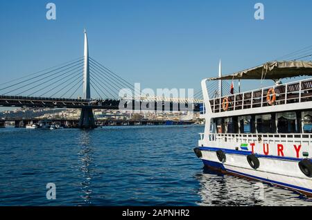 Istanbul, TÜRKEI - 27. SEPTEMBER 2014 - Brücke über die Bosporus-Straße in Istanbul Türkei Stockfoto