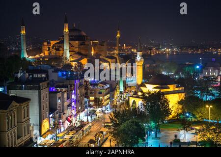 Istanbul, TÜRKEI, 22. NOVEMBER 2015: Hagia Sophia Moschee in Istanbul nachts, historisches Zentrum von Istanbul nachts Stockfoto