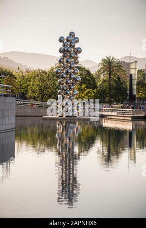 Silberkugeln von Anish Kapoor vor dem Guggenheim Art Museum in Bilbao, Spanien. Stockfoto