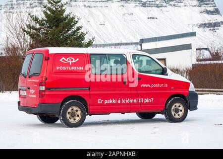 Posturinn Postwagen im Schnee in Island im Februar Stockfoto