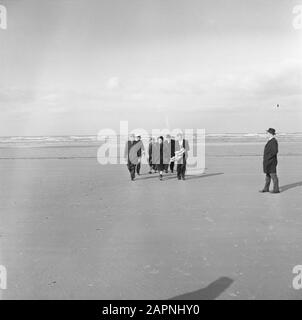 Arbeitsbesuch von Königin Juliana im Hafengebiet von Rotterdam Am Westplaat Datum: 28. Oktober 1966 Standort: Rotterdam, Südholland Schlüsselwörter: Häfen, königliche Besuche persönlicher Name: Juliana (Königin Niederlande) Stockfoto