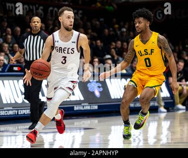 23. Januar 2020 Moraga CA, USA St. Mary's Gaels Guard Jordan Ford (3) fährt während des NCAA Männer Basketballspiels zwischen San Francisco Dons und dem Saint Mary's Gaels 58-48 Sieg im McKeon Pavilion Moraga Calif. Thurman James/CSM zum Hoop Stockfoto