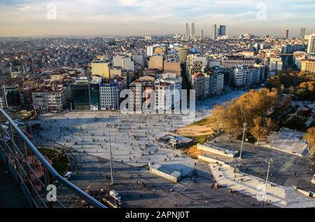 Taksim-Platz, Istanbul, Türkei - 21. September 2014: Autos und Menschen auf dem belebten Taksim-Platz Stockfoto