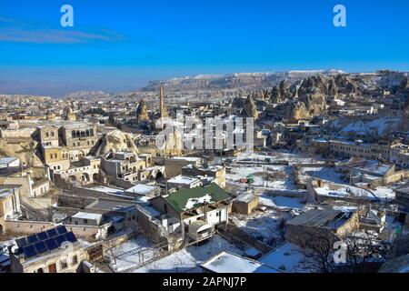 Panoramablick auf Göreme in Kappadokien im Winter, Türkei Stockfoto