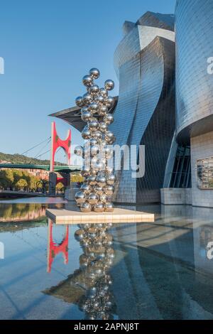 Silberkugeln von Anish Kapoor vor dem Guggenheim Art Museum in Bilbao, Spanien. Stockfoto