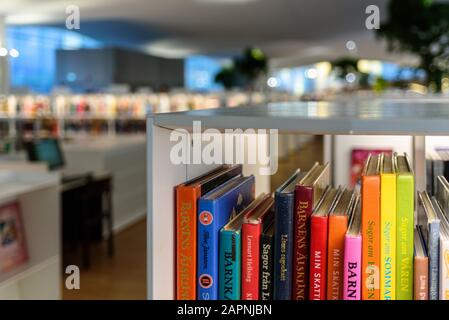 Helsinki, FINNLAND - 28. Dezember 2019: Zentralbibliothek Oodi in Helsinki - moderne Bibliothek. Innenbereich, Leseraum mit vielen Büchern und Stühlen Stockfoto