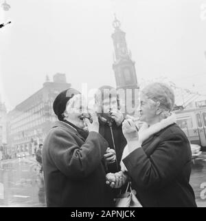 Ölbollen Essen Drei Liebhaber essen eine Ölbirne Datum: 28. Dezember 1973 Schlüsselwörter: Ölbollen Stockfoto