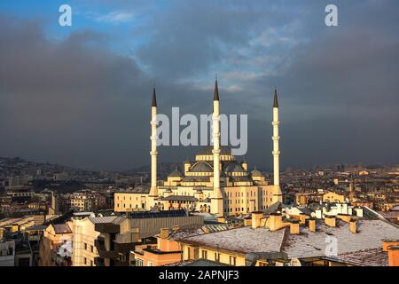 Kocatepe-Moschee in Ankara, Türkei zur Winterzeit bei Sonnenuntergang Stockfoto