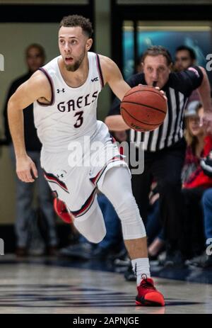 23. Januar 2020 Moraga CA, USA St. Mary's Gaels Guard Jordan Ford (3) bringt den Ball während des NCAA Men's Basketball Game zwischen San Francisco Dons und dem Saint Mary's Gaels 58-48 Sieg im McKeon Pavilion Moraga Calif. Thurman James/CSM auf den Platz Stockfoto